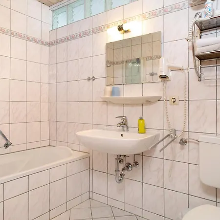 Obst- Und Marschall Apartman